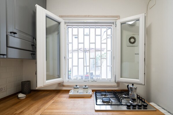 Kylskåp, ugn, vattenkokare och grytor/köksredskap