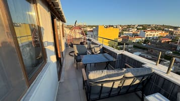 Habitación clásica con 2 camas individuales, vista al mar | Terraza o patio