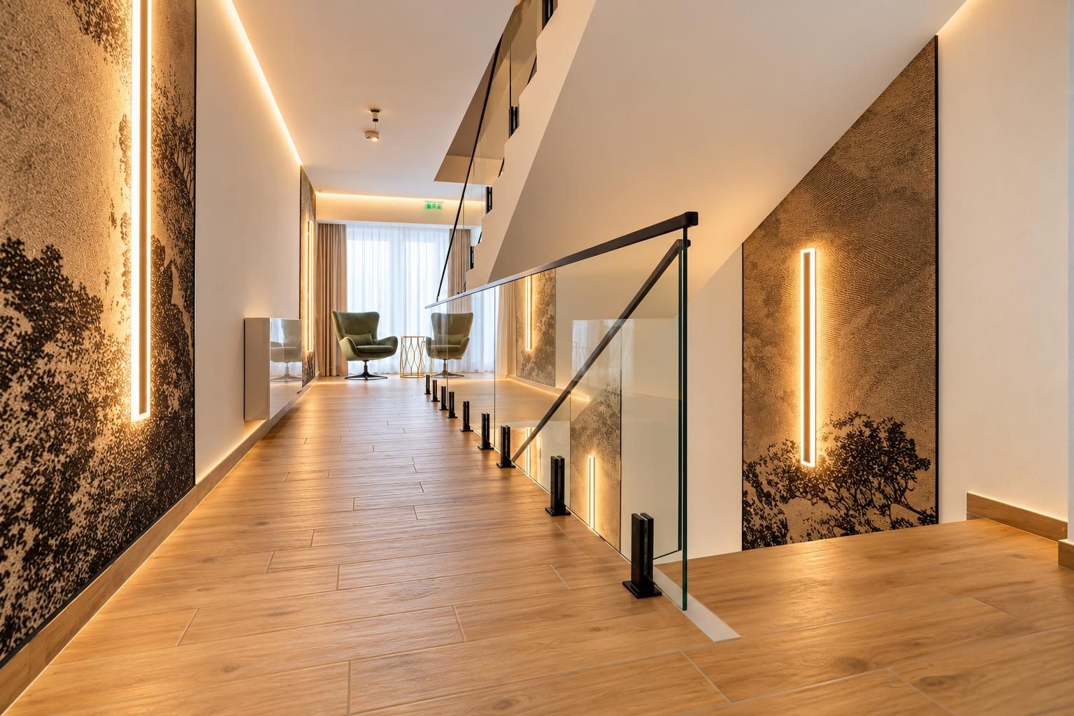 Un interior moderno con suelo de madera, barandilla de vidrio e iluminación empotrada.