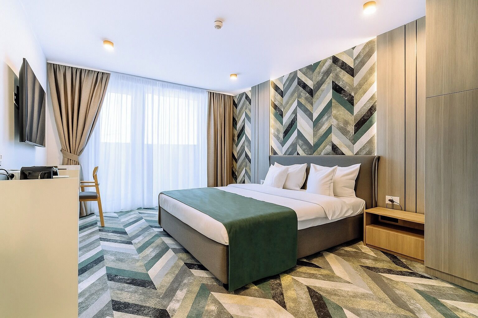 Business-Doppelzimmer, Stadtblick | Minibar (mit einigen kostenlosen Artikeln), Zimmersafe