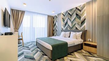 Business-Doppelzimmer, Stadtblick | Minibar (mit einigen kostenlosen Artikeln), Zimmersafe