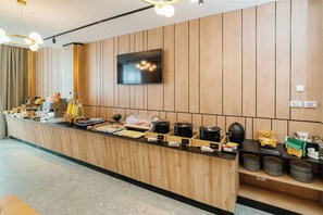 Dagelijks ontbijtbuffet (RON 70 per persoon)