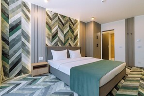 Artículos del minibar gratis y caja de seguridad en la habitación
