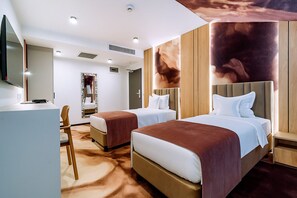 Een minibar met enkele gratis items, een kluis op de kamer