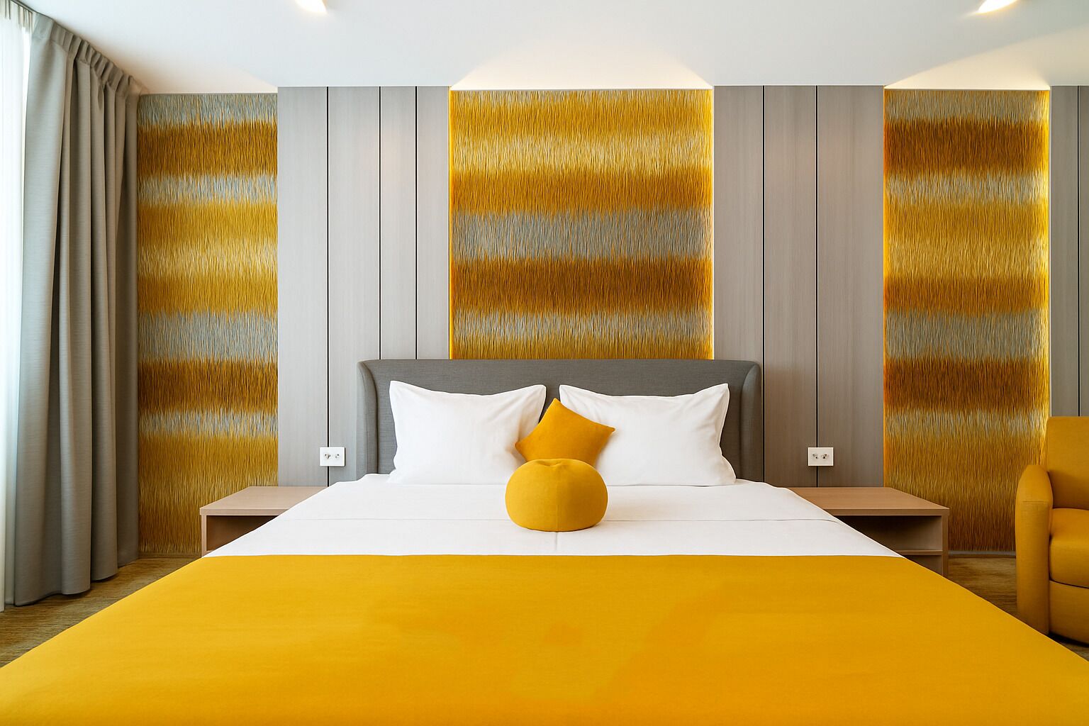Una habitación de hotel con una cama grande, una mesita de noche, una silla y una pared con diseño texturizado.