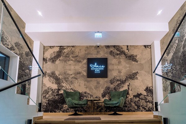 Coin salon dans le hall