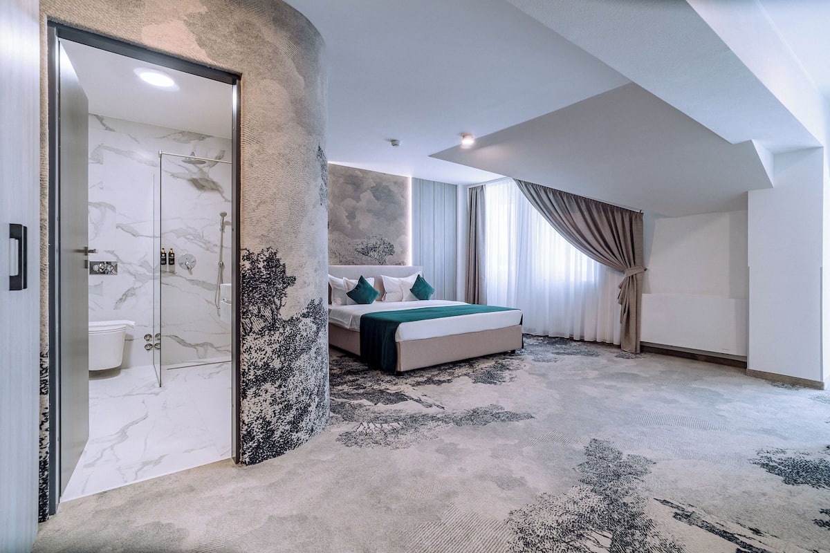 Chambre Double Luxe, 1 trĂšs grand lit | 2 chambres, mini-bar avec articles gratuits