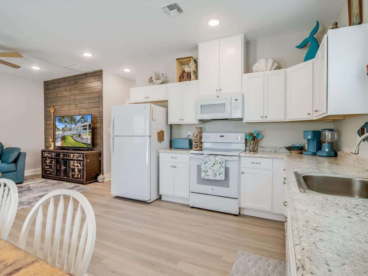 Een koelkast, een magnetron, een oven, een kookplaat