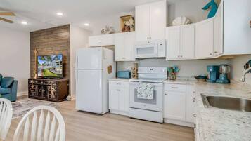 Een koelkast, een magnetron, een oven, een kookplaat