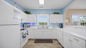 Kühlschrank, Mikrowelle, Ofen, Geschirrspüler