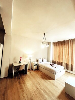 Classic Studio | Desk, free WiFi