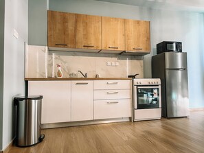 Comfort Studio Suite | Private kitchen | Microwave, oven