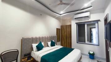 Suite Room | Laptop workspace, free WiFi, bed sheets