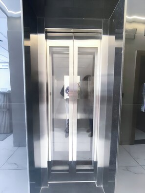 Elevator - Hotel Venzaa Vijay Nagar (Indore)