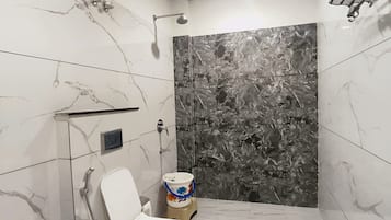 Premium Room | Bathroom | Shower, rainfall showerhead, bidet, towels