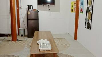 Biệt thự, quang cảnh hồ bơi | Khu phòng khách | TV màn hình phẳng 32-inch có truyền hình cáp