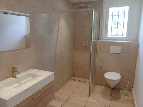 シャワー、ヘアドライヤー、タオル、トイレットペーパー