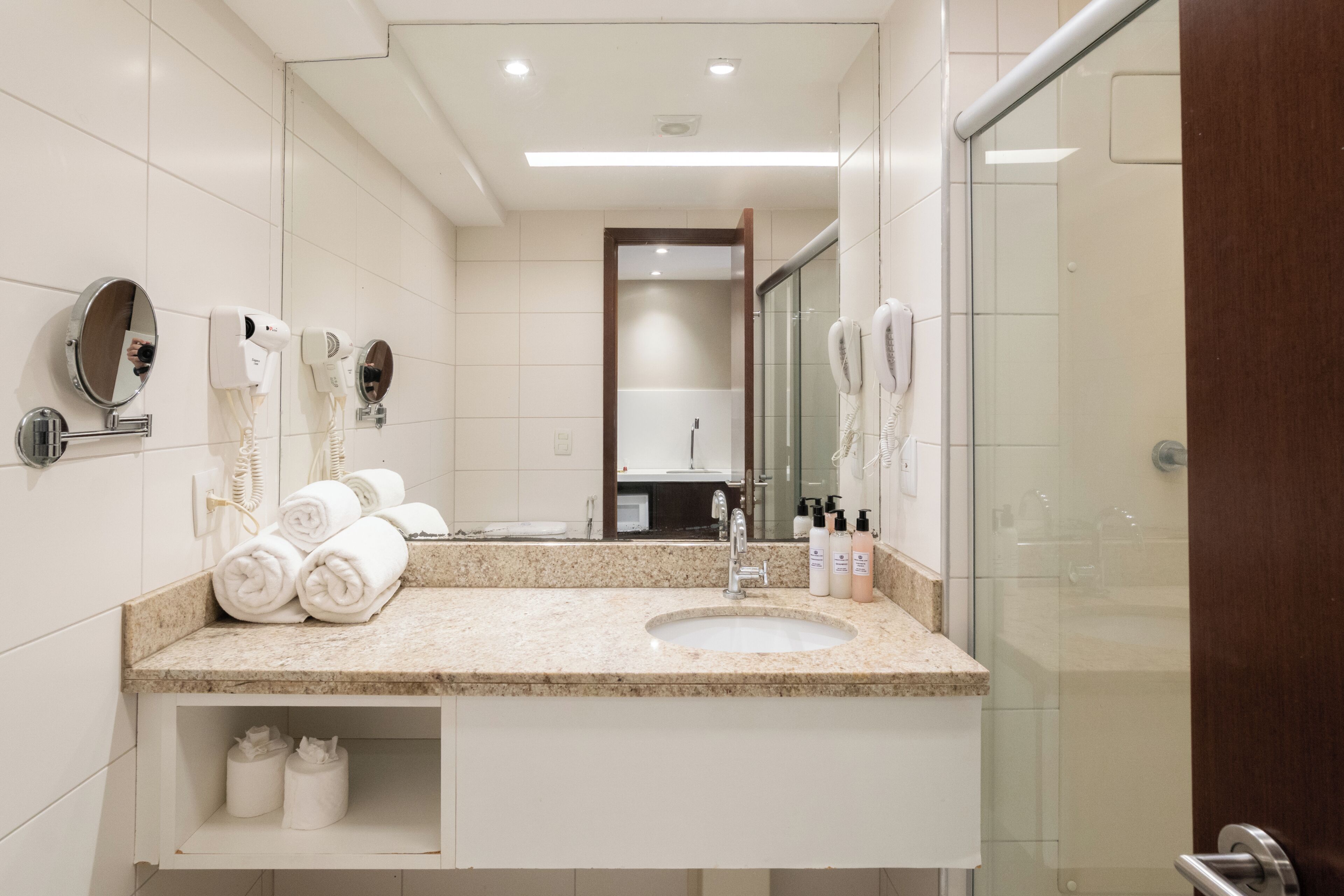 Luxury Suite | Bathroom | Hair dryer, towels, soap, shampoo