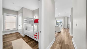 Nhà, 4 phòng ngủ, quang cảnh bến du thuyền | 4 phòng ngủ, khu vực làm việc phù hợp cho laptop