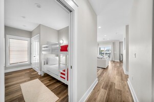 4 habitaciones y espacio para trabajar con laptop 