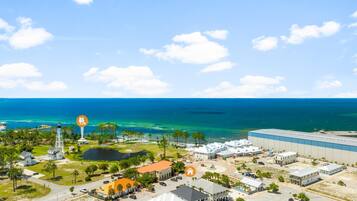 Vista aérea de una zona costera con un puerto deportivo, edificios y una gran extensión de agua.