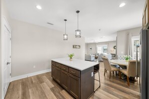 Casa, 4 habitaciones, vista a la marina | Cocina privada | Refrigerador con congelador, microondas, horno y parrilla de estufa 