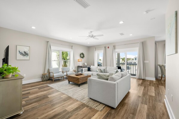 Ferienhaus, 4 Schlafzimmer, Blick auf den Jachthafen | Wohnbereich | 65-Zoll-Smart-TV mit Digitalempfang, Netflix, Hulu