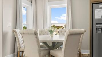 House, 4 Bedrooms, Marina View | In-room dining