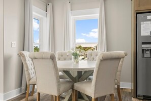 Ferienhaus, 4 Schlafzimmer, Blick auf den Jachthafen | Essbereich im Zimmer