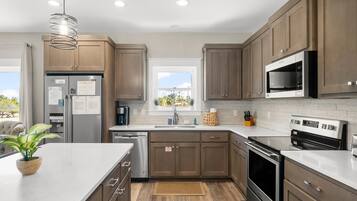 House, 4 Bedrooms, Marina View | Private kitchen | Full-sized fridge, microwave, oven, stovetop