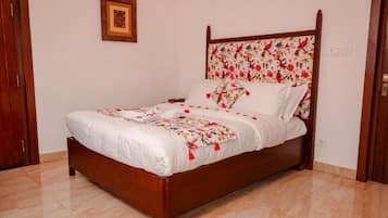 1 sovrum, strykjärn/strykbräda och sängkläder