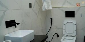 Luxury Apartment, Balcony, City View | Bathroom | Free toiletries, hair dryer, towels, soap