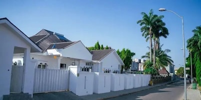 Danage White House Apartment