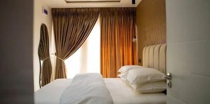 Luxury Apartment, Balcony, City View | 1 bedroom, in-room safe, desk, laptop workspace