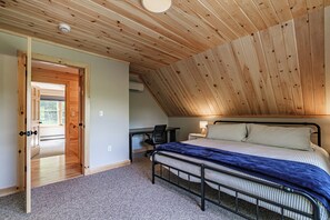4 bedrooms, desk, WiFi, bed sheets