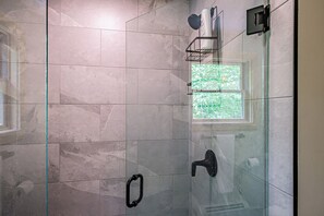 Douche, séchoir à cheveux, serviettes fournies