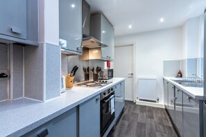 House, 4 Bedrooms | Private kitchen
