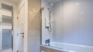House, 4 Bedrooms | Bathroom