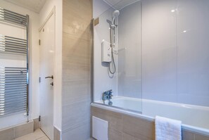 Hus - 4 soveværelser | Badeværelse | Kombination af bruser/badekar, gratis toiletartikler, hårtørrer