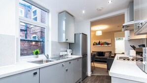 House, 4 Bedrooms | Private kitchen