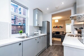 ハウス 4 ベッドルーム | 専用キッチン | 大型冷蔵庫、電子レンジ、オーブン、コンロ