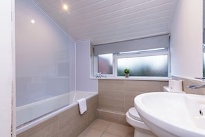 House, 4 Bedrooms | Bathroom | Combined shower/bathtub, free toiletries, hair dryer, towels