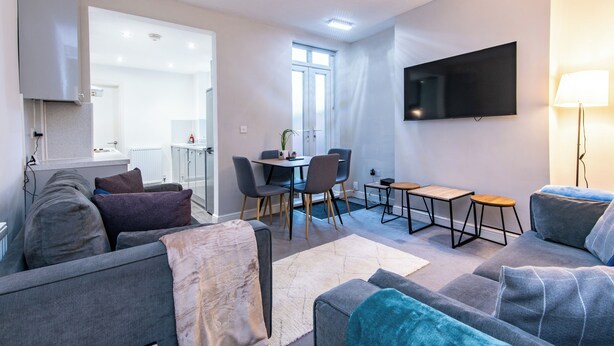 House, 4 Bedrooms | Living area