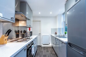 Hus - 4 soveværelser | Privat køkken | Køleskab/fryser i fuld størrelse, mikrobølgeovn, ovn, kogeplade