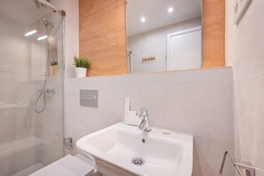 Hair dryer, towels - Sweett | Sepulveda 2C (Barcelona)