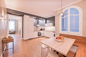 Een koelkast, een microgolfoven, een oven, een kookplaat