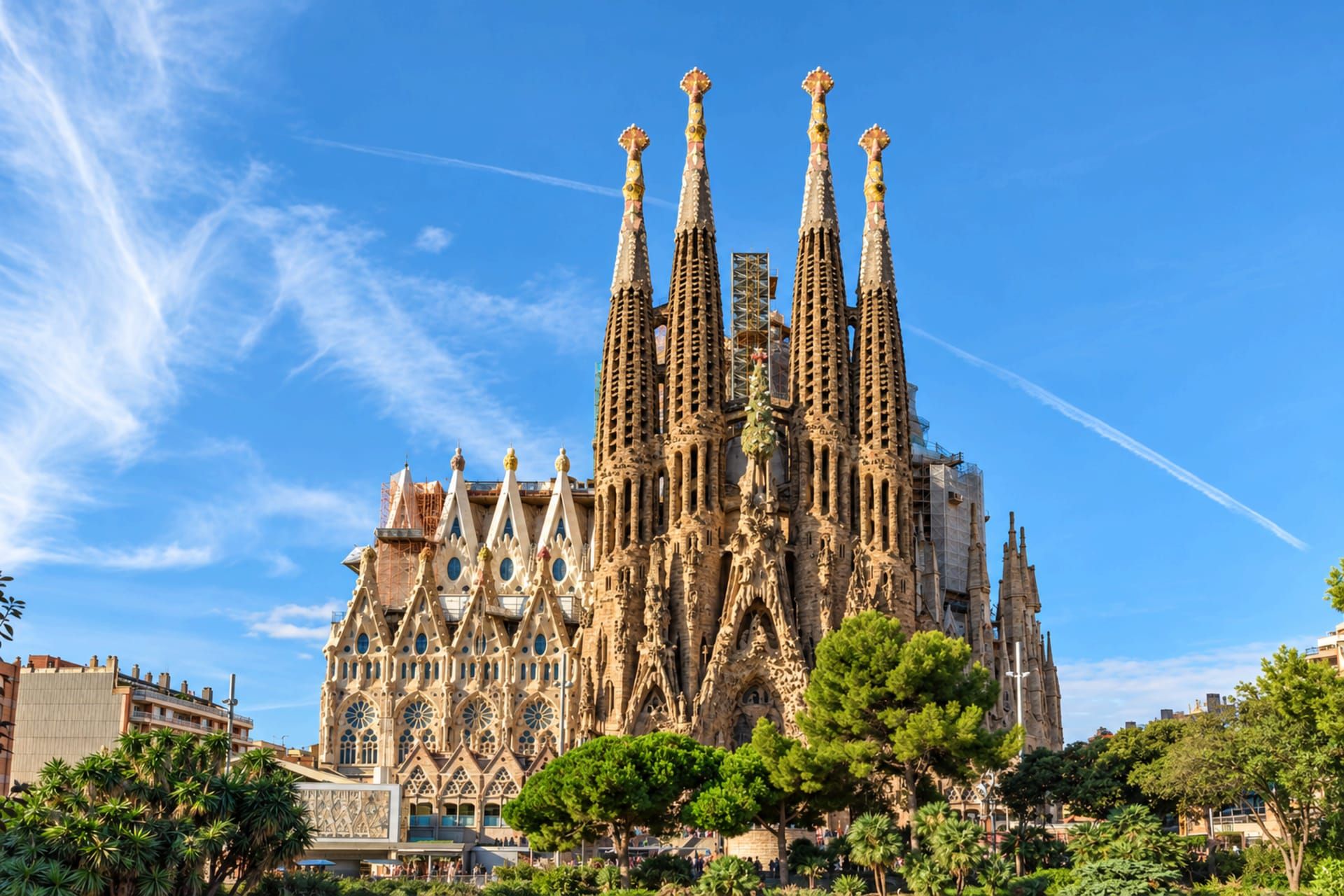 Um edifício grande e ornamentado, com várias torres e detalhes arquitetônicos elaborados.