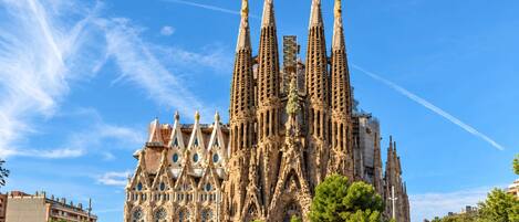 Um edifício grande e ornamentado, com várias torres e detalhes arquitetônicos elaborados.