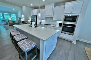 冷蔵庫、電子レンジ、オーブン、コンロ