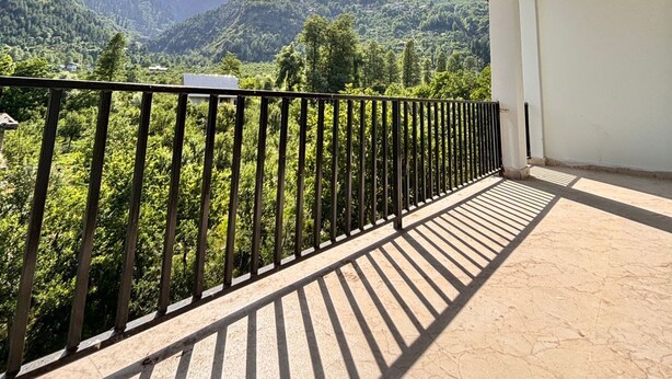 A balcony with a view of a mountainous landscape. - Manali Mornings (Manali)